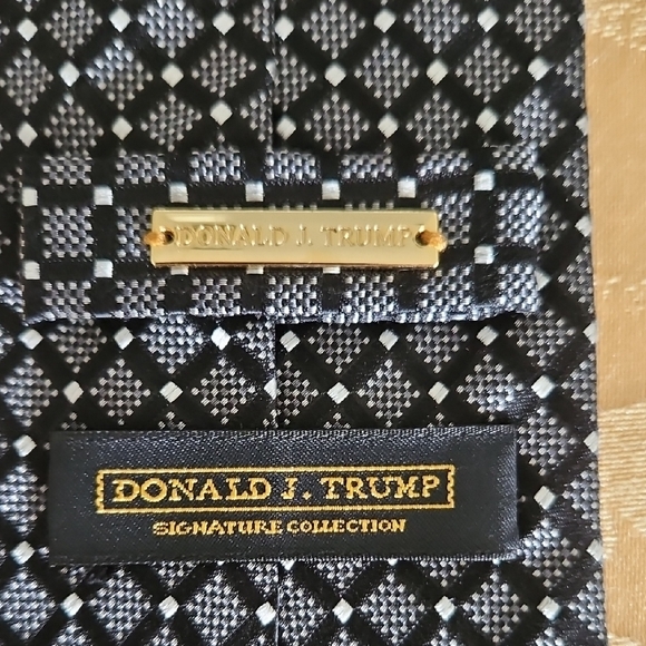 TRUMP Elegant Black and Blue Patterned Tie - Picture 2 of 7
